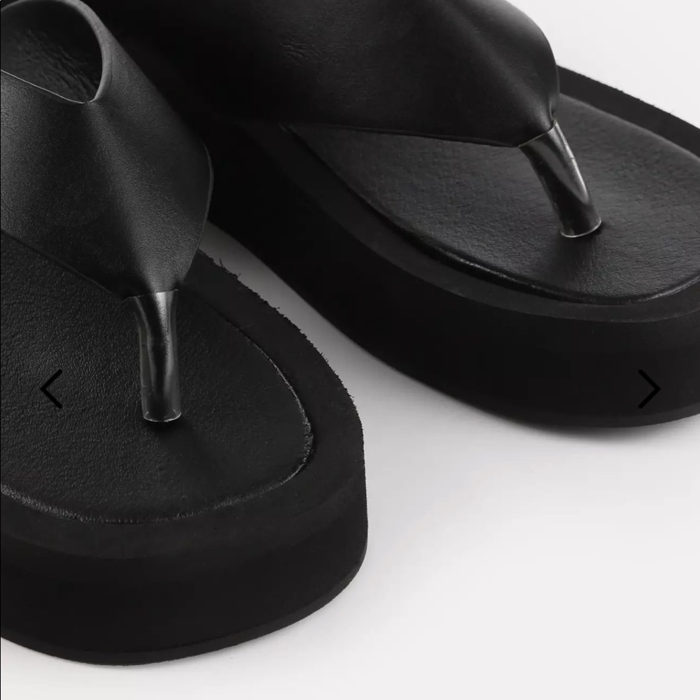 Misguided wide strap flip flops - Picture 3 of 3